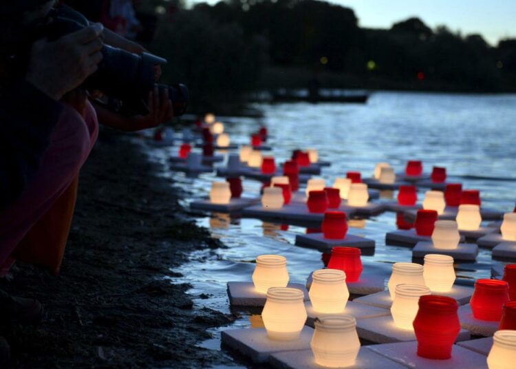 Kynttilöitä vedessä Töölönlahdella Hiroshima-päivän muistotilaisuudessa vuonna 2018. Tänä vuonna poliisi ei sallinut kuivuuden vuoksi kynttilöiden sytyttämistä.