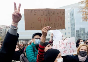 Valko-Venäjän valtionyliopiston opettajia ja opiskelijoita lakkokulkueessa Minskissä maanantaina.