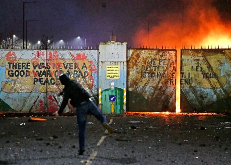 Katolilaiset ja protestantit ovat keväällä ottaneet yhteen Pohjois-Irlannin Belfastissa. Kuva on tämän viikon tiistailta.