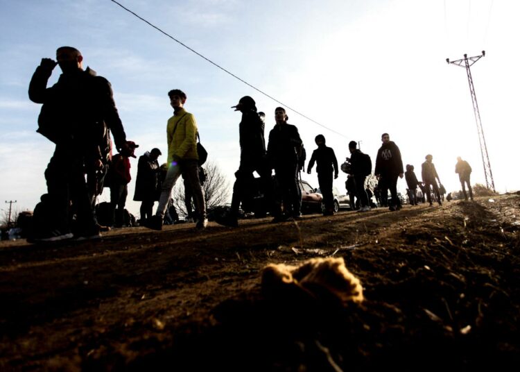 Turvapaikanhakijoiden tuloa kuvaillaan keskusteluissa  usein vyöryksi. Kuvassa Syyriasta paenneita ihmisiä Turkin ja Kreikan välisellä raja-alueella keväällä 2020.