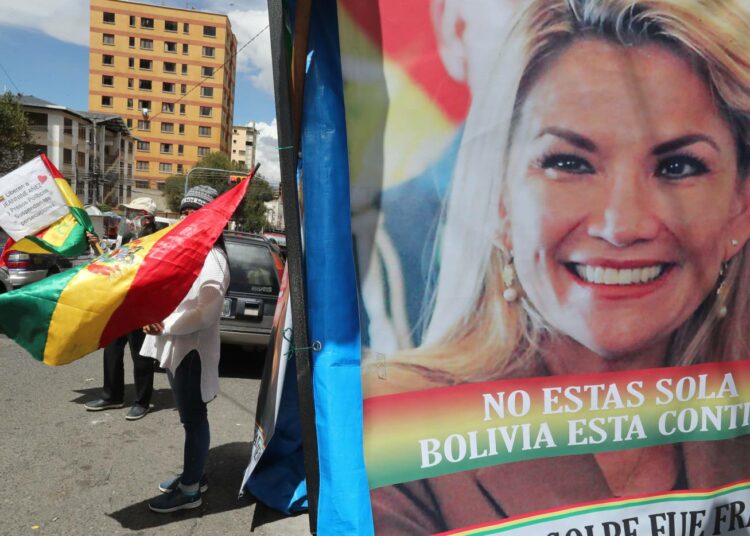 Bolivian entisen väliaikaispresidentin Jeanine Áñezin kannattajat osoittivat mieltä tämän pidätystä vastaan Mirafloresin naisvankilan edessä La Pazissa viime keväänä.