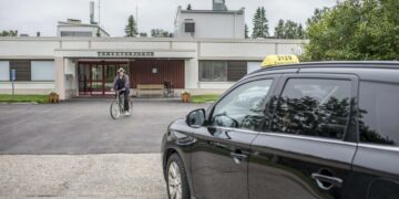 Pitkät välimatkat vaikuttavat sote-järjestelyihin niin Lapissa, Kainuussa kuin Pohjois-Pohjanmaalla. Kuvassa Inarin Saariselältä tullut taksi odotti Ivalon terveyskeskuksessa asioivaa asiakastaan kesällä 2016.