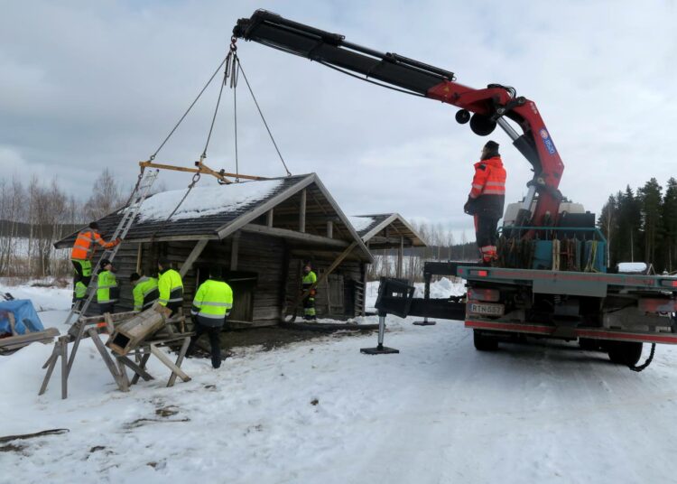 Saunojen siirto on ollut kova urakka. Saunat on siirretty Jämsään kokonaisina. Tässä paikallisen pankin kummisauna on menossa kyytiin ja omalle paikalleen.