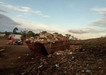 Kivenheiton päässä Namatapan terveyskeskuksen synnytysosastosta jätekasat kasvavat odottaessaan jätteidenkeräilijää. Kello on viisi aamulla ja pienen kaatopaikan vieressä ollaan parhaillaan avaamassa toria.