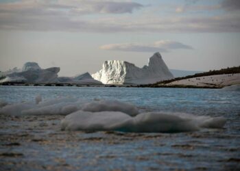 Tuore IPCC-osaraportti luettelee keinoja, joilla estää maapallon lämpeneminen. Kuva on Antarktikselta.