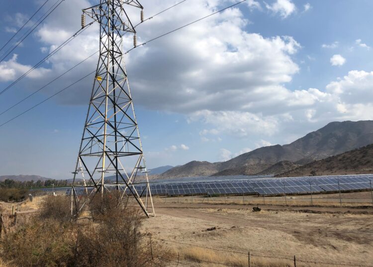 Elokuussa 2020 asennettiin 33 600 aurinkopaneelia Chilen pääkaupungin Santiagon pohjoisosaan. Investoinnin arvo oli noin 15 miljoonaa euroa. Voimalan käyttöiäksi arvioidaan 30 vuotta ja se tuottaa yhdeksän megawattituntia sähköä. Voimala peittää 23 hehtaaria Chilen köyhimpiin kuuluvassa kunnassa.