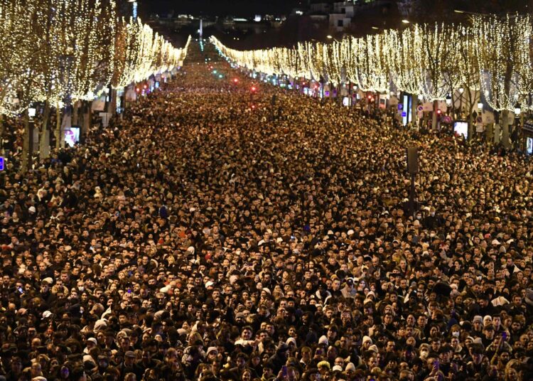 Ihmisjoukko odottamassa vuoden vaihtumista Pariisissa.