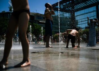 Pariisissa haettiin kesäkuussa vilvoitusta poikkeuksellisen helleaallon takia. On arvioitu, että ilmastokriisi aiheutti tänä kesänä 16¿500 ihmisen kuoleman Euroopassa.