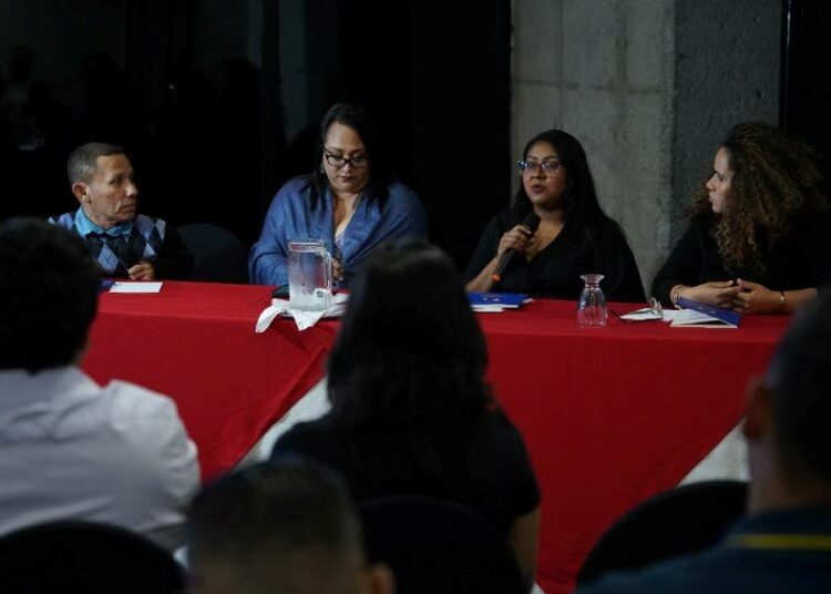 PCIN-järjestön edustajat esittelevät San Joséssa kirjaa maanpaossa elävien toimittajien kokemuksista.