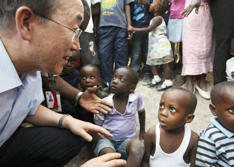 YK:n pääsihteeri Ban Ki-moon vierailulla Haitin maanjäristysalueella maaliskuun puolivälissä.