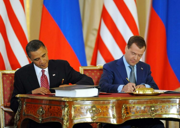 Barack Obama ja Dmitri Medvedev allekirjoittivat torstaina Prahassa sopimuksen ydinaseiden vähentämisestä.