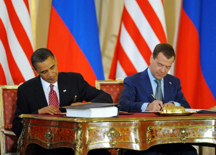 Barack Obama ja Dmitri Medvedev allekirjoittivat torstaina Prahassa sopimuksen ydinaseiden vähentämisestä.