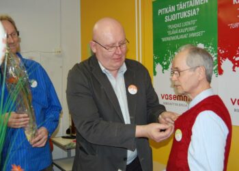 Ennen piirihallituksen kokousta pidetyssä avoimien ovien tilaisuudessa piirin puheenjohtaja Jarmo Ritanen (vas.)  ja toiminnanjohtaja Jukka Kinos luovuttivat puolueen kultaisen ansiomerkin vaajakoskelaiselle puolueaktiiville Väinö Tervolle.
