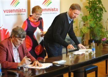 Esko-Juhani Tennilä (vas.), Annika Lapintie ja Paavo Arhinmäki esittelivät Vasemmistoliiton vaihtoehtobudjetin linjaukset.