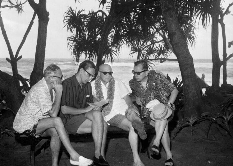 Noottikriisi tavoitti presidentti Urho Kekkosen Hana Mauin saarella Havaijilla 1961. Kuvassa vasemmalta suurlähettiläs Rafael Seppälä, Max Jakobson, presidentti Kekkonen sekä ulkoministeri Ahti Karjalainen lukemassa Neuvostoliiton noottia.