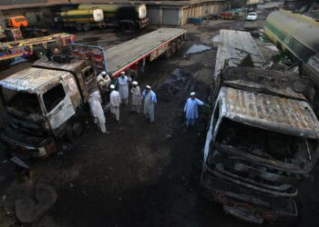 Afganistanissa oleville amerikkalaisjoukoille polttoainetta kuljettaneita rekkoja kapinallisten hyökkäyksen jäljiltä palaneina Pakistanin Peshawarissa.