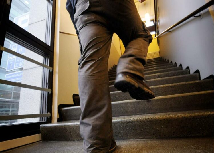 Hallitus esittää, että toimeentulotuen perusosaa leikataan alle 25-vuotiailta, jotka kieltäytyvät koulutuksesta tai keskeyttävät sen.