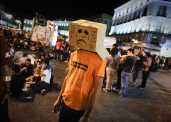 Joukkotyöttömyyttä arvostelevia mielenosoittajia Madridin Puerta del Sol -aukiolla sunnuntaina. Protestiliike kehotti, etteivät äänestäjät antaisi ääntään kummallekaan suurpuolueelle, sosialisteille tai PP:lle.