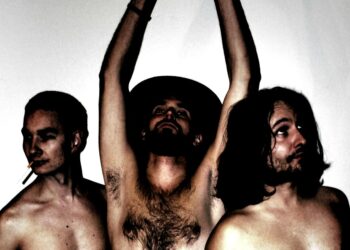 Let's Eat Them plays Pussikaljaromaani.