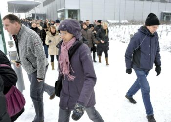 Nokian Salon matkapuhelintehtaan työntekijät poistumassa tiedotustilaisuudesta.