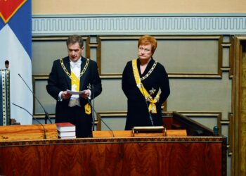 Uusi presidentti Sauli Niinistö pitää puhetta virkaanastujaisissan presidentinvirasta luopuneen Tarja Halosen kuunnellessa vierellä.