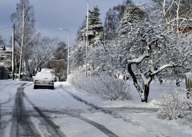 Helsingissä herättiin maanantaina talviseen aamuun.