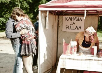 Matti Kinnusen sympaattisessa debyyttiohjauksessa tehdään mieleenpainuva kiertoajelu 1970-luvun oululaisen nuorison kotimaisemiin.