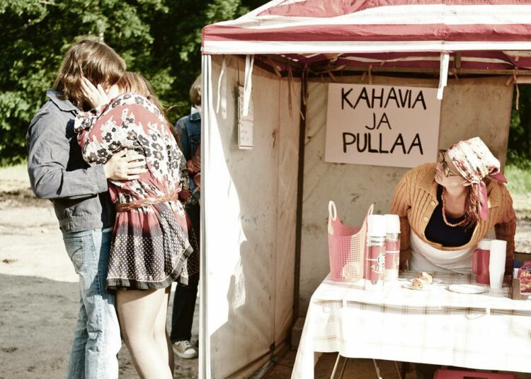 Matti Kinnusen sympaattisessa debyyttiohjauksessa tehdään mieleenpainuva kiertoajelu 1970-luvun oululaisen nuorison kotimaisemiin.
