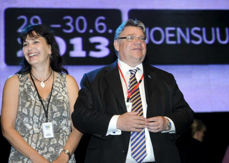 Perussuomalaisten uusi puoluesihteeri Riikka Slunga-Poutsalo ja puheenjohtaja Timo Soini.