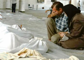 Syyrialainen pariskunta hiljentyi viime viikon kaasuiskussa surmansa saaneiden ruumiiden äärellä Damaskoksessa. Viime viikon keskiviikkona tehdyissä myrkkykaasuiskuissa kuoli satoja ihmisiä.