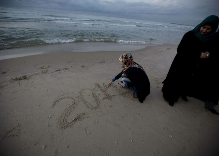 Palestiinalaistyttö tervehti uutta vuotta meren rannalla Gazassa.