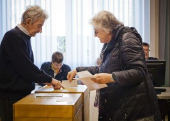 Sveitsissä järjestettiin sunnuntaina kansanäänestys EU:n kansalaisten maahanmuuton rajaamisesta.