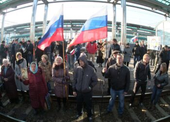 Venäläismielisiä mielenosoittajia Ukrainan Donetskissa maaliskuun lopulla.