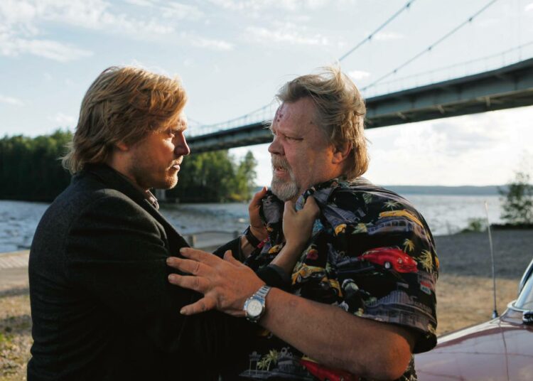 Konserttipianisti (Samuli Edelman) ja merimies (Vesa-Matti Loiri) tapaavat 35 vuoden eron jälkeen. Seurauksena on muistorikas matka vanhalla jenkkiraudalla pohjoiseen.