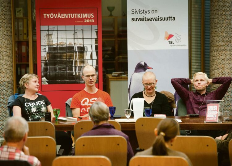 Uusi osuuskunta -kirjan kirjoittajat Jaana Pirkkalainen (vas.), Jukka Peltokoski, Hanna Moilanen ja Tero Toivanen ovat tutkijoita, toimittajia ja osuuskuntatoimijoita.