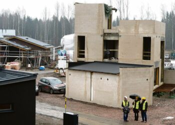 Ihmiset tarvitsevat Helsingin seudulla asuntoja. Kuvassa omakotitalon runko ja rakennusmiehiä keskeneräisellä Vantaan asuntomessualueella Kivistössä