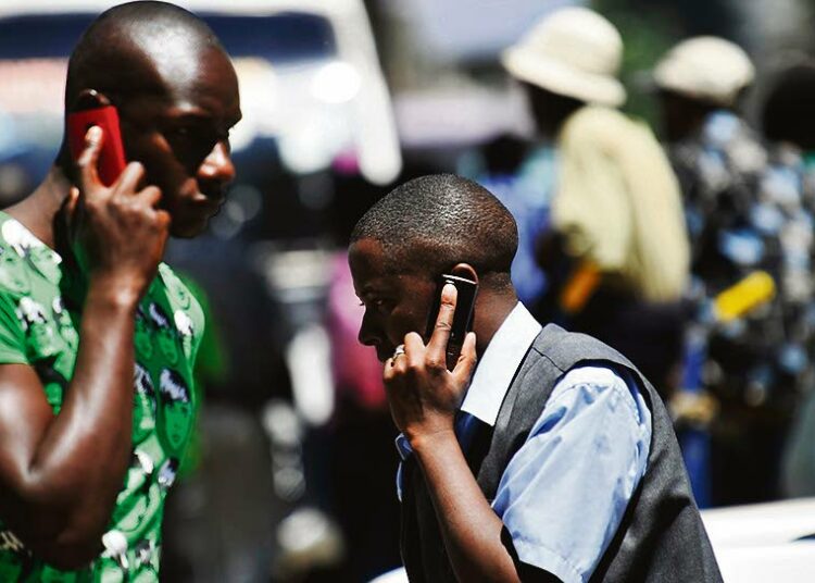 Kenialaismiehet puhuivat puhelimessa maan pääkaupungissa Nairobissa. Afrikan maissa on tänä päivänä yli 600 miljoonaa matkapuhelimen omistajaa – enemmän kuin Euroopassa tai Yhdysvalloissa.