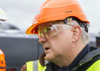 Elinkeinoministeri Olli Rehn (kesk.) saa Fennovoiman ydinvoimalasta lisää harmaita hiuksia. Rehn vieraili viime viikolla Talvivaaran kaivoksella Sotkamossa.