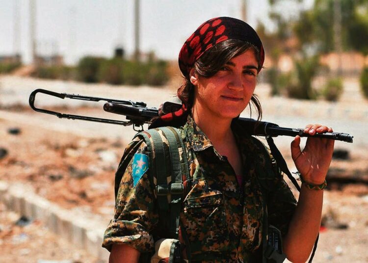 Kurdijohtoisen Kansan suojelujoukkojen YPG:n taistelija poseerasi valokuvaajalle Hasakehissa Syyrian koillisosassa, mistä YPG:n joukot ajoivat islamistijärjestö Isisin pois heinäkuussa.