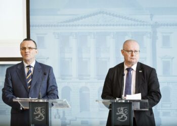 Selvitysmies Harri Hietala (vas.) luovutti ehdotuksensa työpaikkojen paikallisen sopimisen kehittämisestä perussuomalaiselle oikeus- ja työministeri Jari Lindströmille torstaina. Paikallisen sopimisen edistäminen on yksi hallitusohjelman kärkihankkeista.