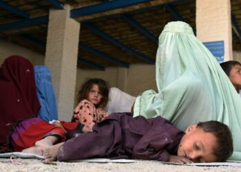 Talebaneja paenneita afganistanilaisia naisia lapsineen Pakistanin Quettassa.