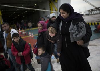 Lesboksesta manner-Kreikkaan siirrettäviä pakolaisia saapumassa Pireuksen satamaan lauantaina.