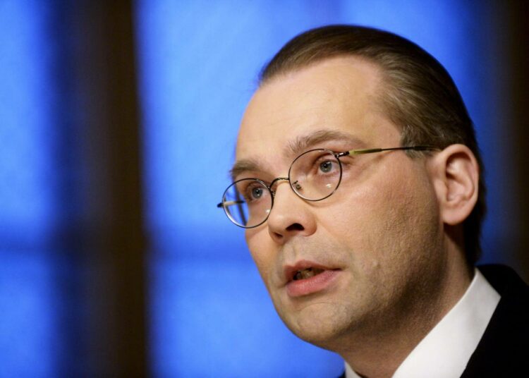 Vasemmistonuorten mukaan puolustusministeri Jussi Niinistö vie Suomea Natoon.