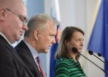 Ministerit Jari Lindström, Olli Rehn ja Lenita Toivakka esittelivät yrittäjyyttä edistäviä ja työllisyyttä vahvistavia toimia. Lisätietoja on luvassa ensi viikolla.