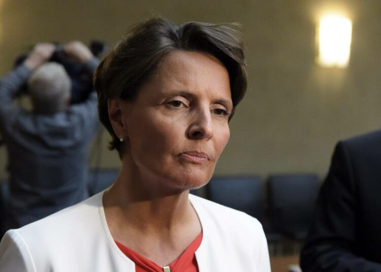 Liikenne- ja viestintäministeri Anne Berner (kesk) Finavian yhtiökokouksen jälkeisessä tiedotustilaisuudessa  tiistaina.