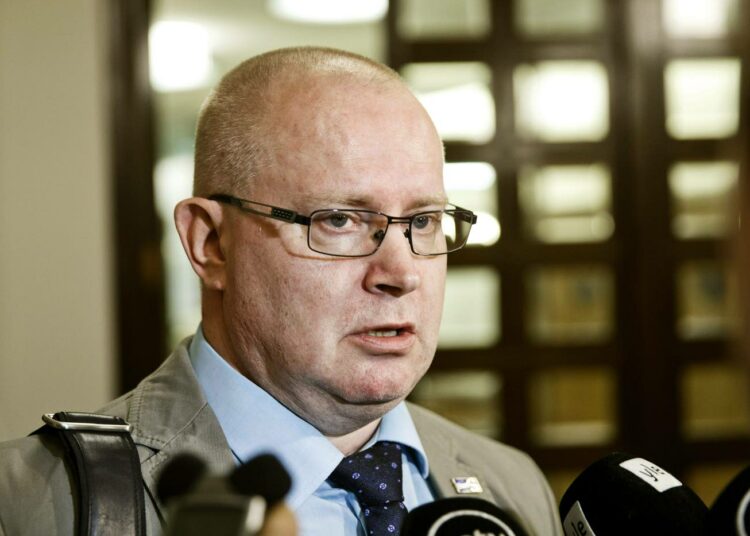 Työ- ja oikeusministeri Jari Lindström.