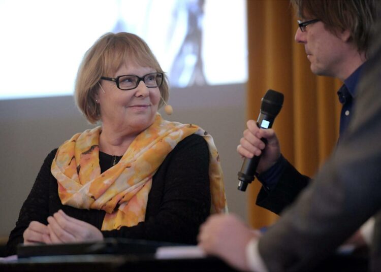 Annika Lapintien mukaan aloitteen tarkoituksena on parantaa heikomman suojaa työelämää, tasa-arvoa, yhdenvertaisuutta ja ympäristöä koskevissa asioissa.