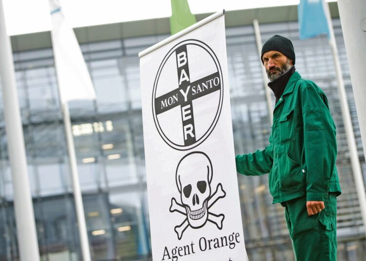 Monsanto-fuusiota vastustava mielenosoittaja Bayerin pääkonttorin luona Saksan Leverkusenissa.
