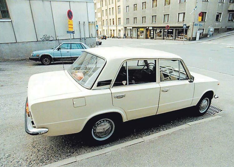 Lada oli ennen yleinen auto Suomessa. Kuvan yksilö tavattiin Helsingistä vuonna 2000.