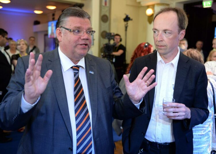 Timo Soini ja Jussi Halla-aho europarlamenttivaalien vaalivalvojaisissa vuonna 2014.